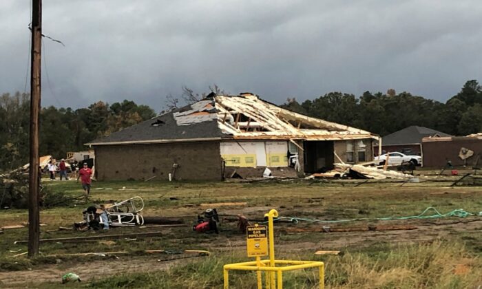 1 Dead, Dozens Hurt as Tornadoes Hit Texas and Oklahoma | The Epoch Times