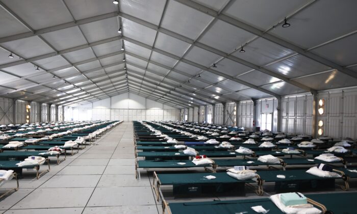 2022 年 10 月 18 日，参观纽约兰德尔岛人道主义应急响应和救济中心期间宿舍的床位。（Michael M. Santiago/Getty Images）