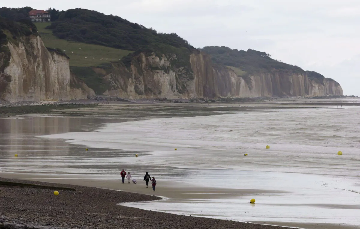 A family walks the shore of Pourville, France, Monday, August 20, 2007. The attack on Pourville was one of the four simultaneous attacks to precede the main attack during the Dieppe raid. A group of veterans are in France to mark the 65th anniversary of the Dieppe Raid. (CP PHOTO/Paul Chiasson) CANADA