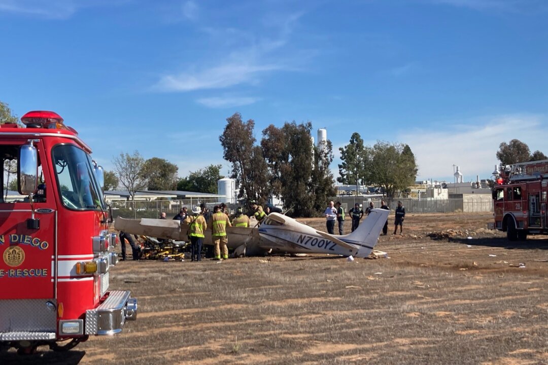 Pilot Dies in Commuter Plane Crash in San Diego | The Epoch Times