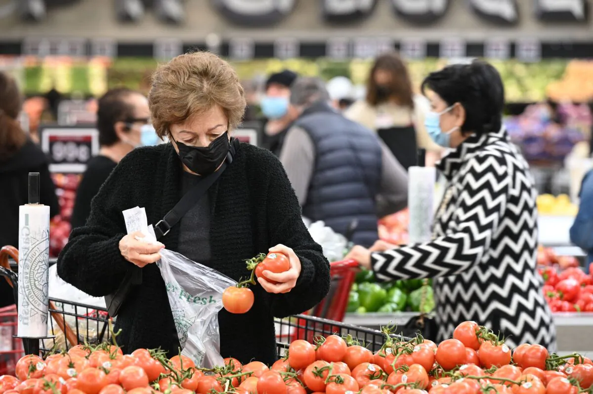 People shop for groceries at a supermarket in Glendale, Calif., on January 12, 2022. (Robyn Beck/AFP via Getty Images)