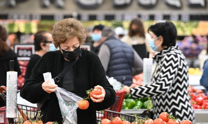 People shop for groceries at a supermarket in Glendale, Calif., on Jan. 12, 2022. (Robyn Beck/AFP via Getty Images)