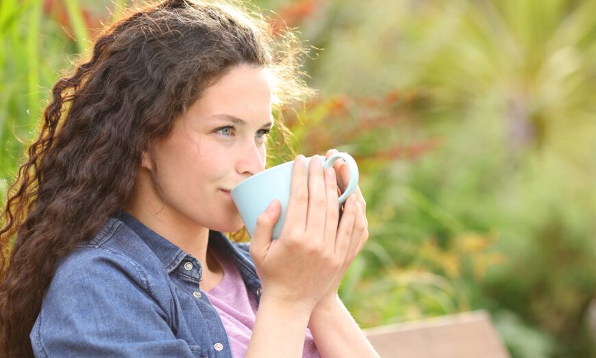 喝茶的人可以降低患心脏病的风险并享受更好的健康。  （安东尼奥吉列姆/Shutterstock）
