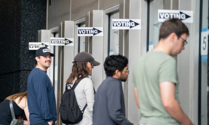 2022 年 11 月 5 日，人们在北卡罗来纳州夏洛特的美国银行体育场的投票站登记提前投票。（Sean Rayford/Getty Images）