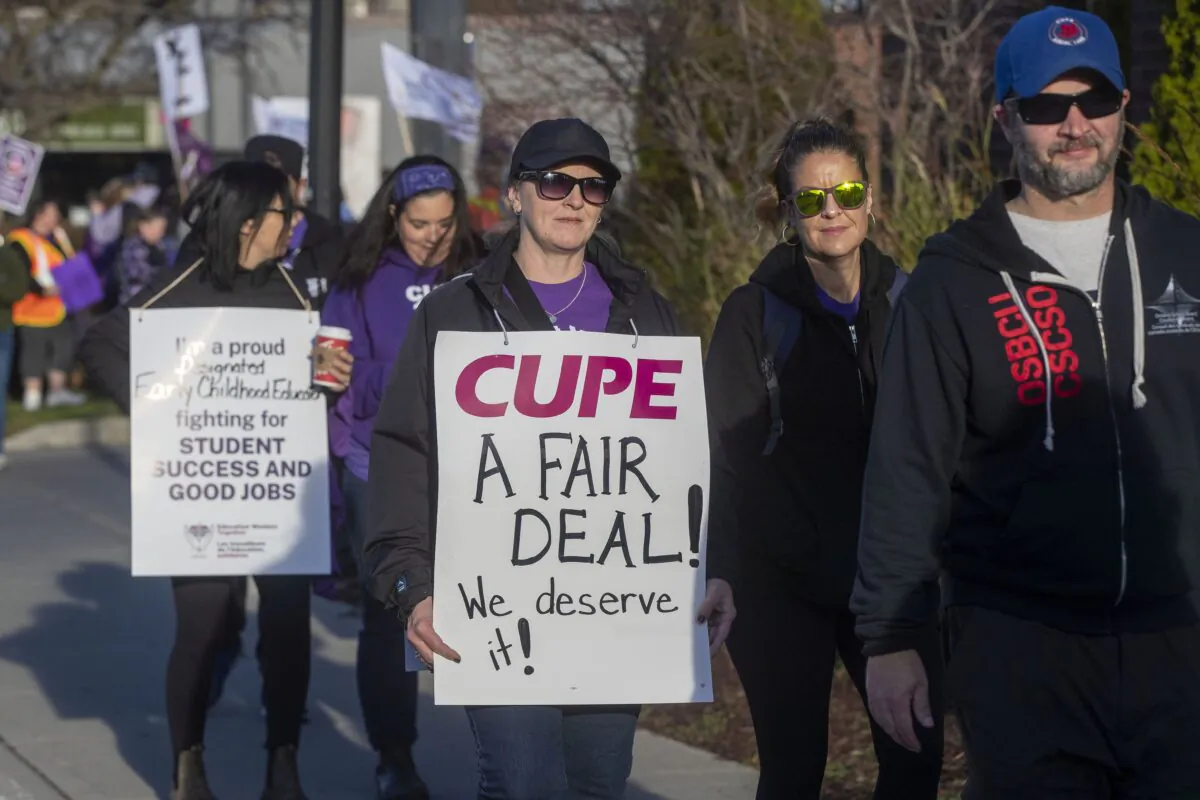 Canadian Union of Public Employees (CUPE) education workers strike on the picket line in Kingston, Ont., on Nov. 4, 2022. (The Canadian Press/Lars Hagberg)