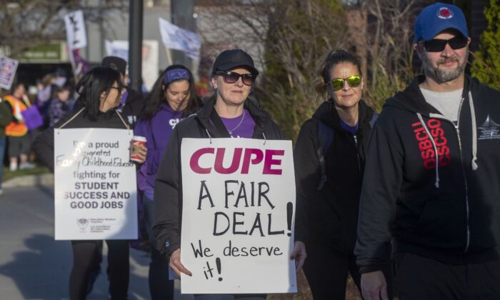 CUPE（加拿大公共雇员工会）教育工作者于 2022 年 11 月 4 日在安大略省金斯敦的纠察线上罢工。（加拿大新闻社/Lars Hagberg）