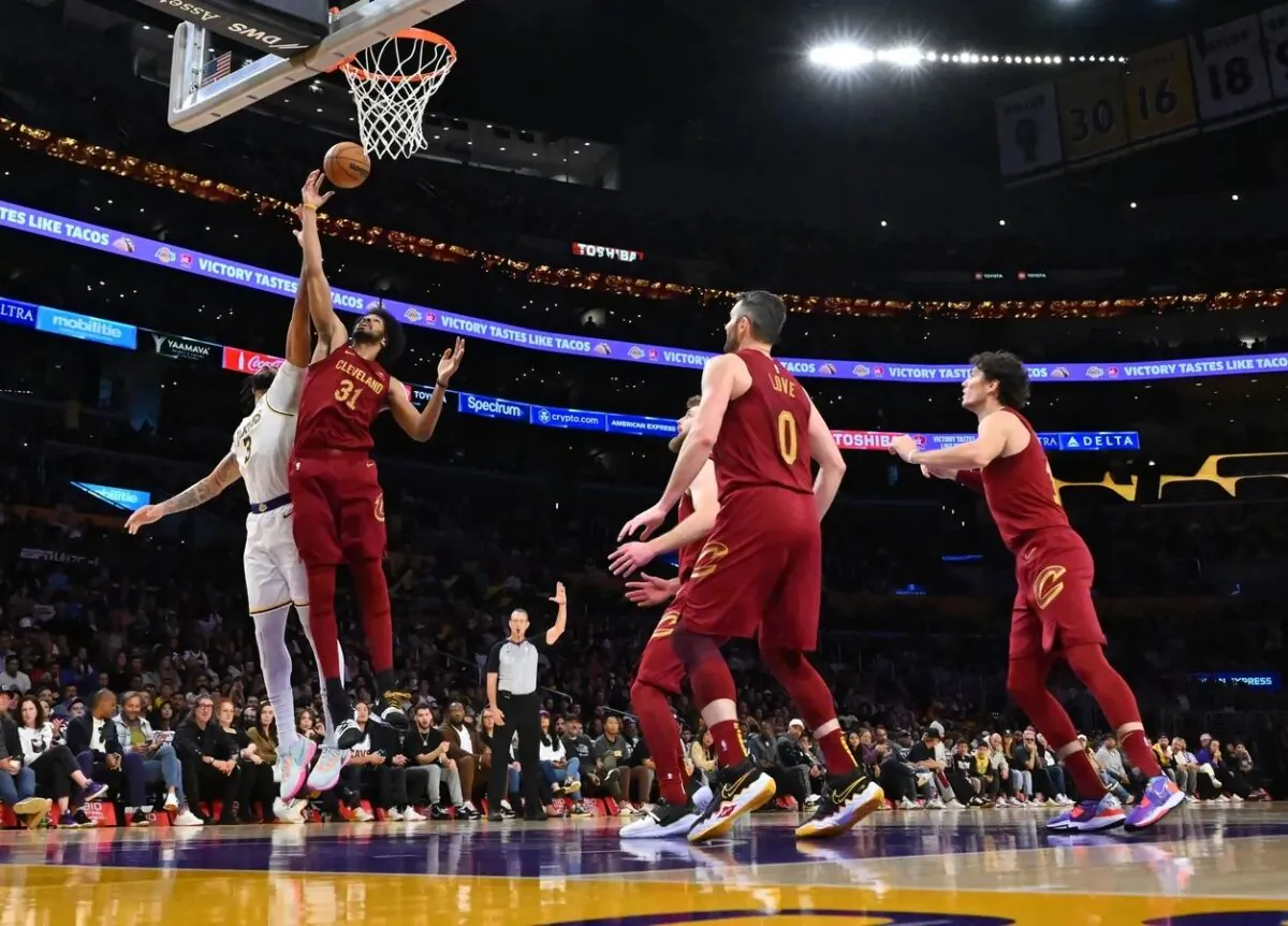 Cleveland Cavaliers center Jarrett Allen (31) beats Los Angeles Lakers forward Anthony Davis (3) to a rebound in the second half at Crypto.com Arena in Los Angeles on Nov. 6, 2022. (Jayne Kamin-Oncea/USA TODAY Sports via Field Level Media)