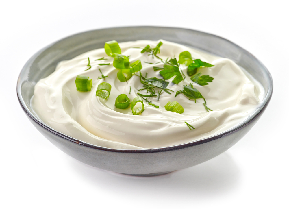 Bowl,Of,Sour,Cream,Sauce,With,Herbs,Isolated,On,White