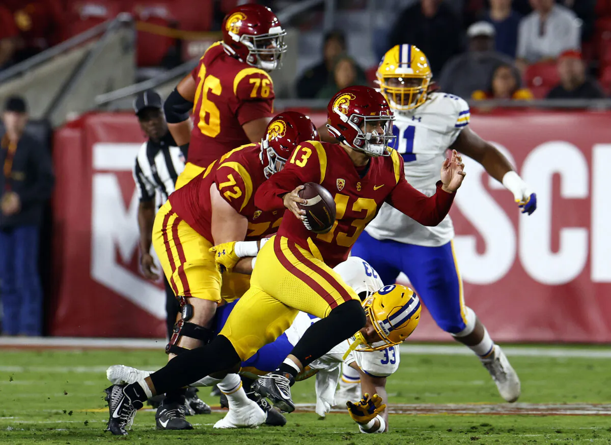Caleb Williams (13) of the USC Trojans runs the ball against the California Golden Bears in the first quarter at United Airlines Field at the Los Angeles Memorial Coliseum in Los Angeles, on Nov. 5, 2022. (Ronald Martinez/Getty Images)
