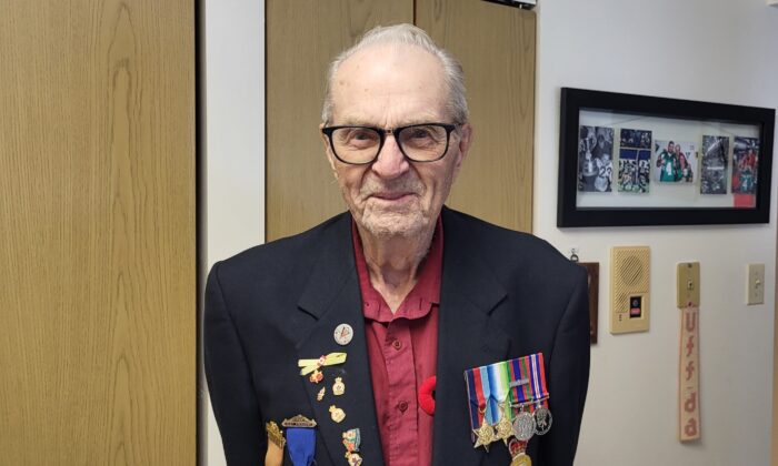 2022 年 11 月 7 日，加拿大皇家海军老兵奥斯本·拉克内斯 (Osborne Lakness) 戴着他的军事勋章，在他位于里贾纳 (Regina) 的家中。（Lee Harding/媒体时报）