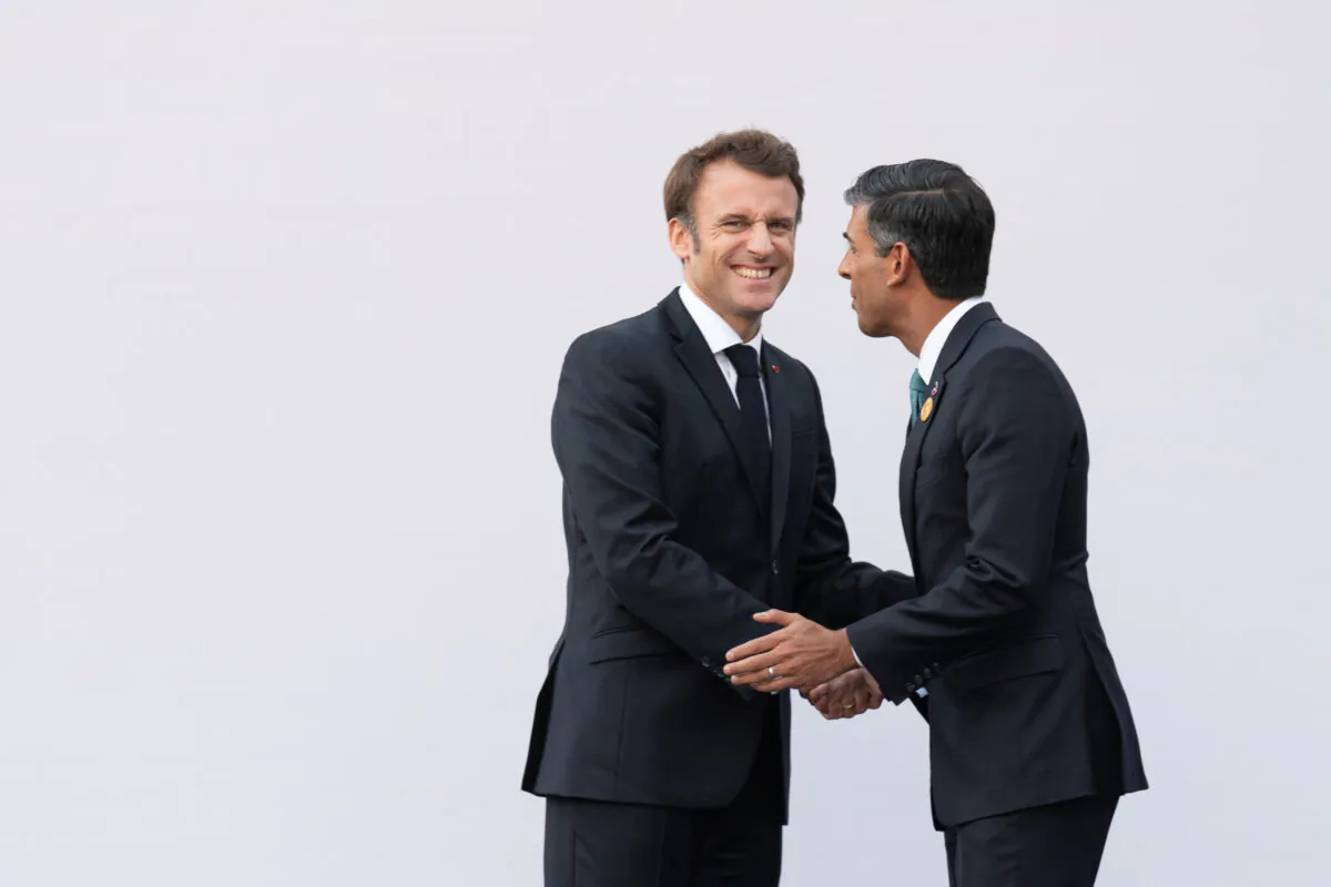French President Emmanuel Macron (L) and British Prime Minister Rishi Sunak ahead of a bilateral meeting during the COP27 climate conference in Sharm El Sheikh, Egypt, on Nov. 7, 2022. (Stefan Rousseau - Pool/Getty Images)