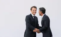 Sunak, Macron Discuss Illegal Migration as UK PM Promises to ‘Grip’ Challenge