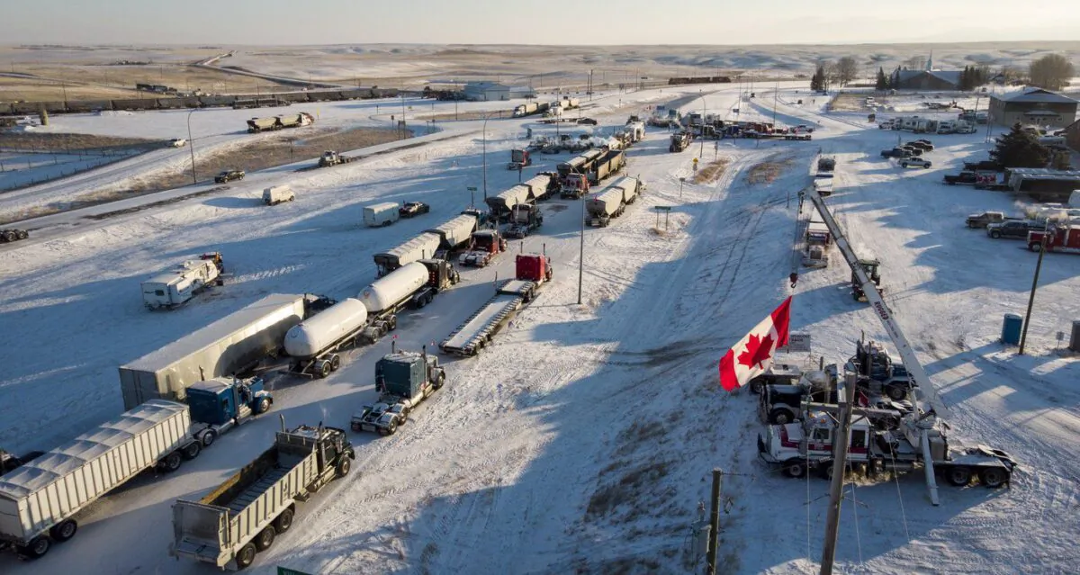 A truck convoy of anti-COVID-19 vaccine mandate demonstrators continue to block the highway at the busy U.S. border crossing in Coutts, Alta., on Feb. 2, 2022. (The Canadian Press/Jeff McIntosh)
