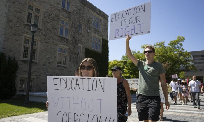 一群西方大学的学生于 2022 年 8 月 27 日抗议学校的 COVID-19 规定。（加拿大新闻社/妮可奥斯本）
