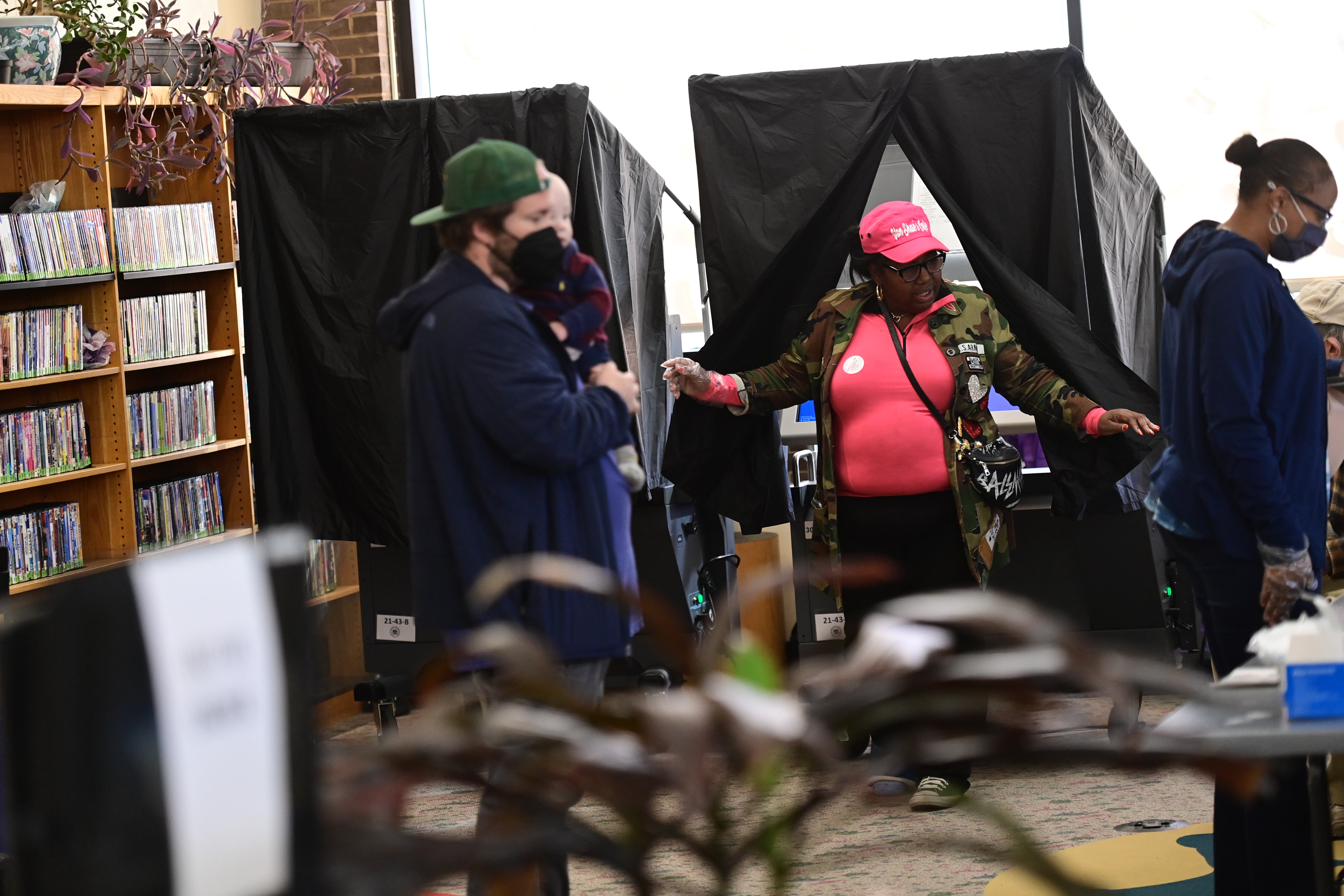Judge Orders Pennsylvania County Polling Sites Stay Open Later Due to Paper Shortages - Vimarsana News