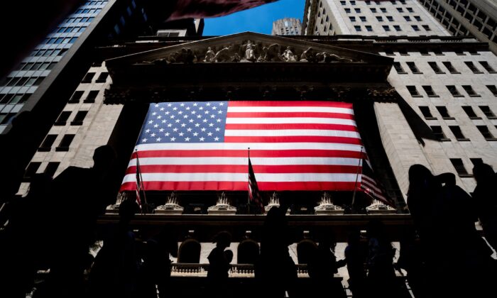 2022 年 6 月 29 日，人们走过纽约证券交易所。（Julia Nikhinson/美联社照片）