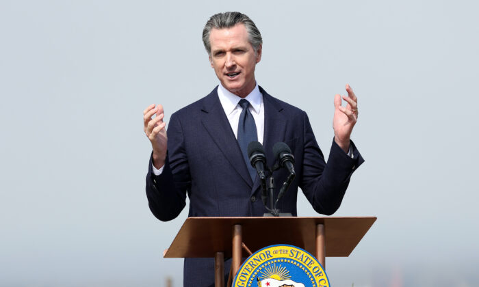 加利福尼亚州州长加文·纽森于 2022 年 10 月 6 日在旧金山举行的新闻发布会上发表讲话。（贾斯汀·沙利文/盖蒂图片社）