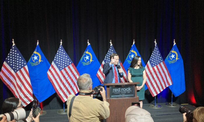 2022 年 11 月 8 日，内华达州共和党参议员候选人亚当·拉克萨尔特和他的妻子杰米在内华达州萨默林的红岩赌场感谢支持者。（约翰·豪伊/媒体时报）