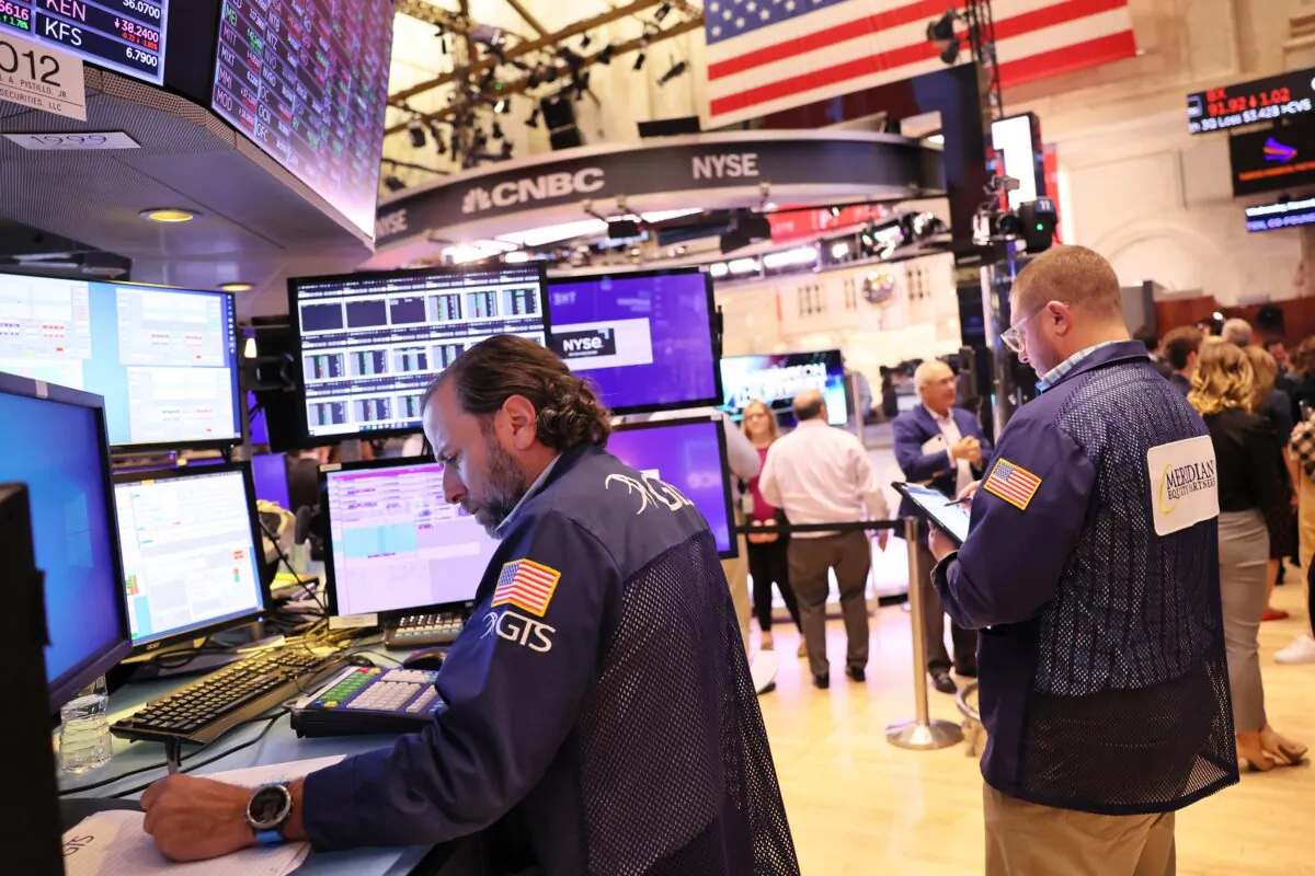 Traders work on the floor of the New York Stock Exchange during morning trading in New York City, on Nov. 2, 2022. (Michael M. Santiago/Getty Images)