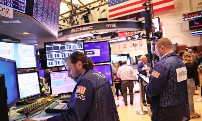 2022 年 11 月 2 日，纽约市早盘交易期间，交易员在纽约证券交易所的大厅工作。（Michael M. Santiago/Getty Images）