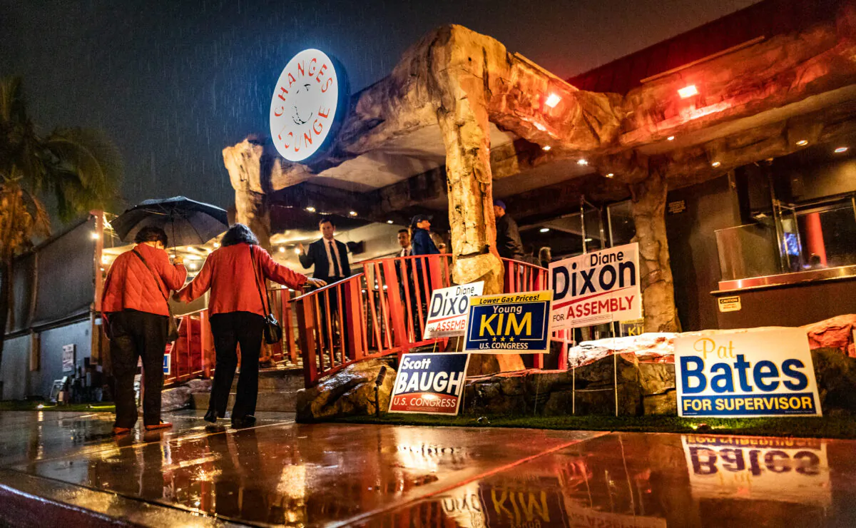 GOP supporters enter the Changes Lounge in Newport Beach, Calif., on Nov. 8, 2022. (John Fredricks/The Epoch Times)