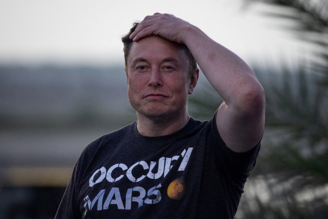 Twitter boss and SpaceX Chief Engineer Elon Musk takes part in a joint news conference with T-Mobile CEO Mike Sievert (not pictured) at the SpaceX Starbase, in Brownsville, Texas on Aug. 25, 2022. (Adrees Latif/Reuters)