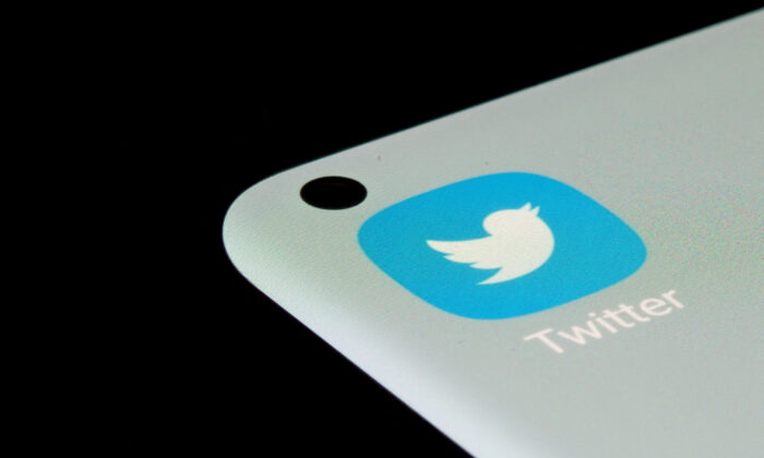 2021 年 7 月 13 日，智能手机上的 Twitter 应用程序。（Dado Ruvic/Illustration/Reuters）