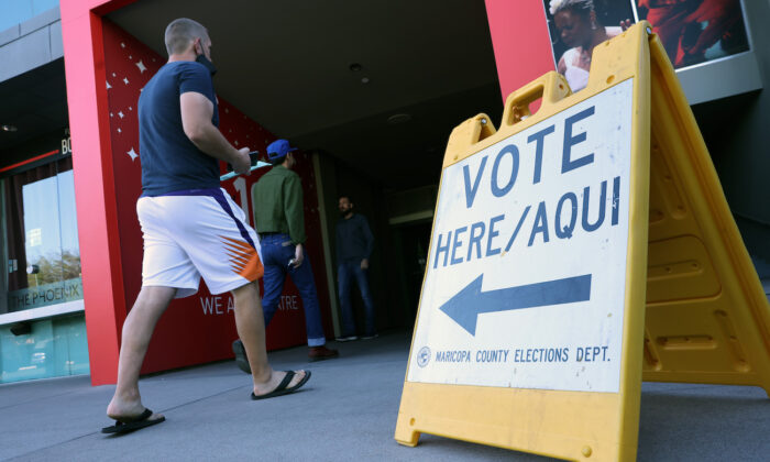 选民于 2022 年 11 月 8 日抵达亚利桑那州凤凰城的凤凰艺术博物馆投票。（Kevin Dietsch/Getty Images）