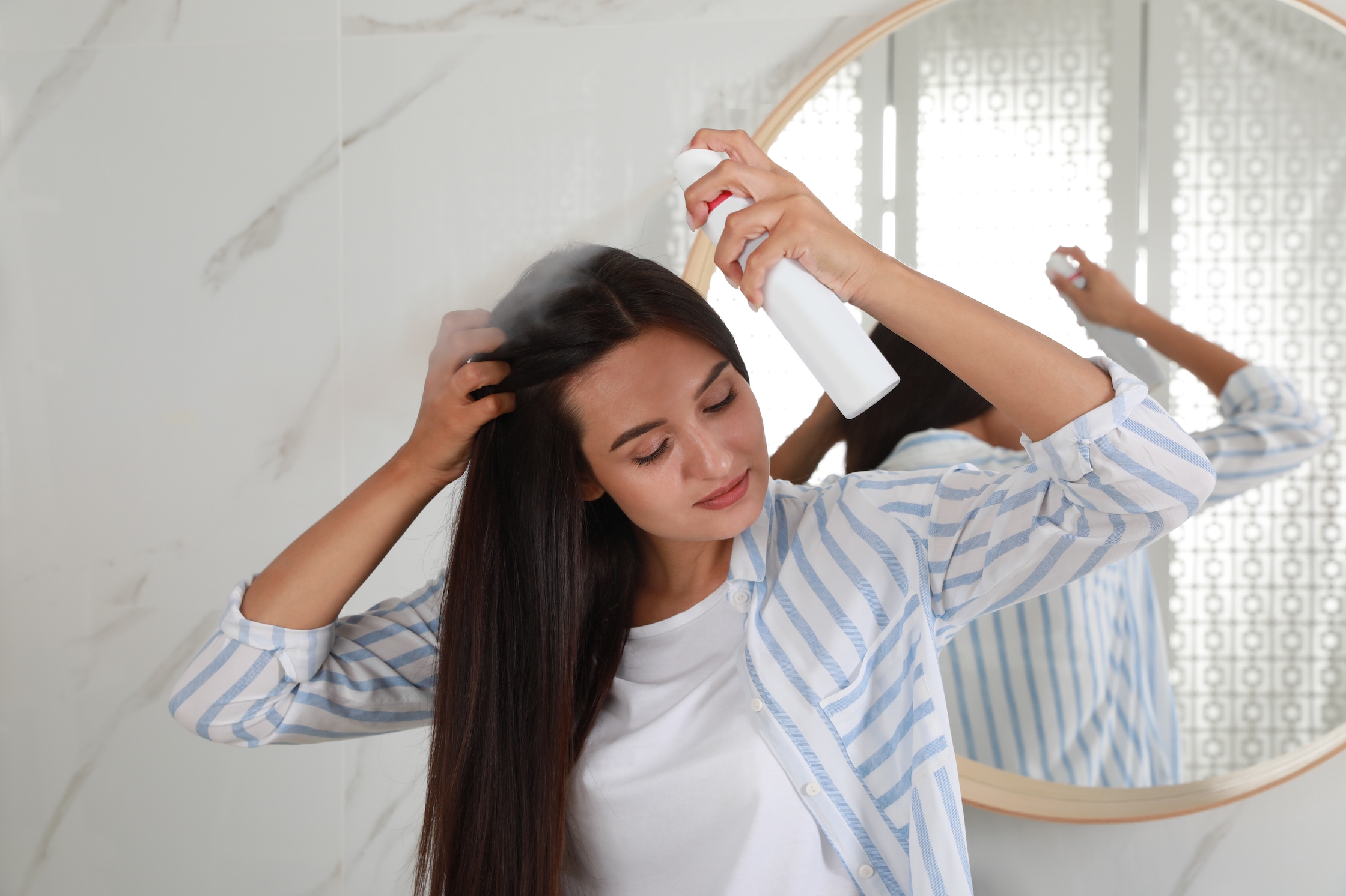 Сухой шампунь на чистые волосы. Фото присохшего шампуня к голове. Раньше чем женщины мыли волосы фото. Как часто мыть жирные волосы. Делаем волосы чистыми без мытья: 7 быстрых способов.