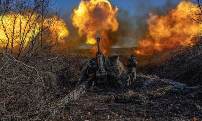 2022 年 11 月 8 日，一名乌克兰炮兵部队士兵向乌克兰东部巴赫穆特外的俄罗斯阵地开火。（Bulent Kilic/法新社来自 Getty Images）