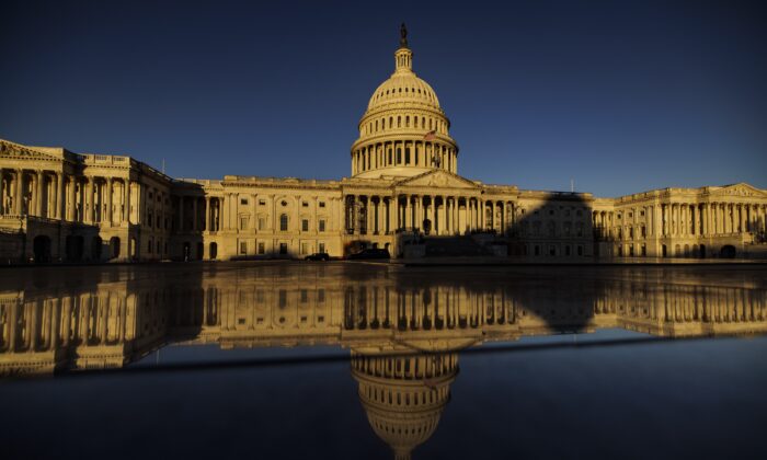 2022 年 11 月 9 日，初升的太阳照亮了华盛顿的美国国会大厦。在民主党人看起来已经控制住了大部分预期的共和党红波但一些种族仍然没有控制之后，美国国会的控制仍然保持平衡有一个明确的赢家。  （塞缪尔昆仑/盖蒂图片社）