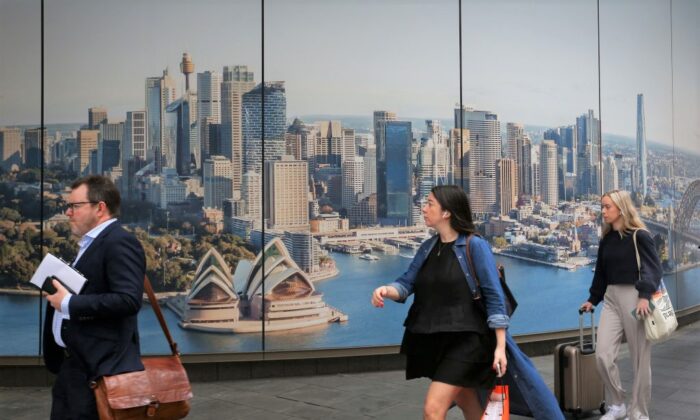 2022 年 10 月 18 日，行人经过澳大利亚悉尼乔治街的广告牌。（Lisa Maree Williams/Getty Images）