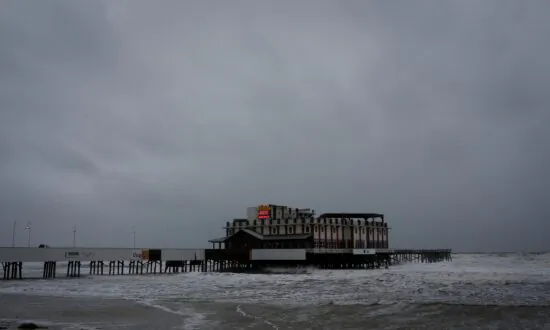 US Airlines Cancel 1,220 Flights as Tropical Storm Nicole Makes Landfall in Florida