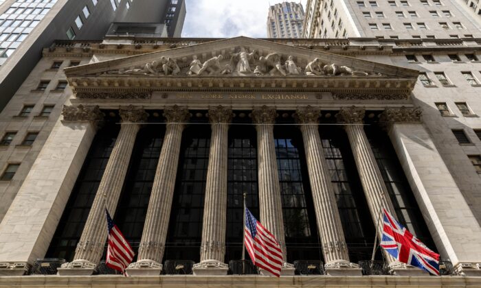 2022 年 9 月 13 日，雕像装饰在纽约证券交易所的正面。（Julia Nikhinson/美联社照片）