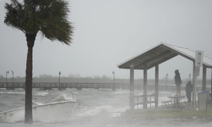 2022 年 11 月 9 日，随着飓风妮可在佛罗里达州詹森海滩的逼近，人们冒着大雨和狂风前往詹森海滩铜锣湾沿岸的海滨。（丽贝卡布莱克威尔/美联社照片）