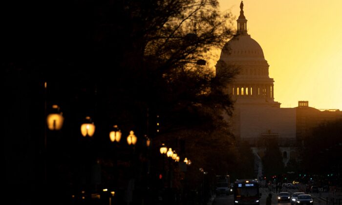 2022 年 11 月 9 日，太阳从华盛顿的美国国会大厦升起。（Tom Brenner/路透社）