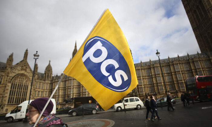 来自公共和商业服务联盟 (PCS) 的示威者在伦敦议会大厦外抗议的未注明日期的档案照片。  （菲利普托斯卡诺/PA媒体）
