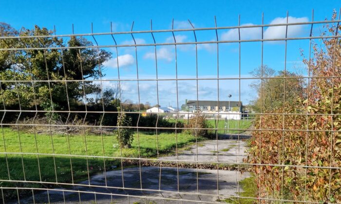 2022 年 11 月 9 日，在英格兰肯特郡曼斯顿的非法移民处理中心，通过屏障看到的住宿楼。（克里斯萨默斯/媒体时报）