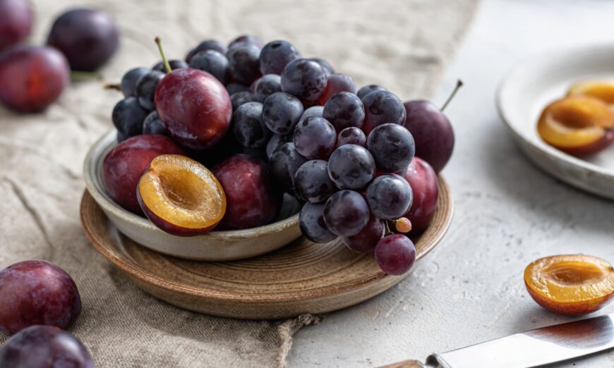 La quercétine est un flavonol antioxydant naturellement présent dans des aliments tels que les pommes, les prunes, les raisins rouges, le thé vert, la fleur de sureau et les oignons (HANNA HAFARAVA)
