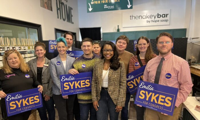 民主党人 Emilia Sykes（中）在 2022 年 11 月 8 日赢得俄亥俄州第 13 届国会选区比赛之前与支持者合影。（国会议员 Emilia Sykes 提供）