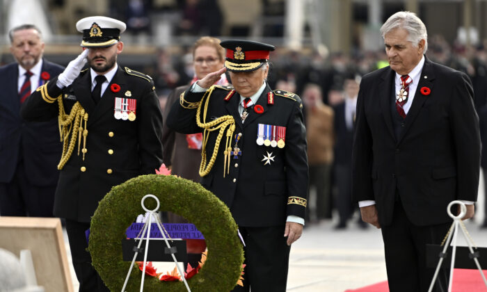 2022 年 11 月 11 日，在渥太华国家战争纪念馆举行的国庆纪念日仪式上，州长玛丽西蒙在献上花圈后敬礼。（加拿大媒体/贾斯汀唐）