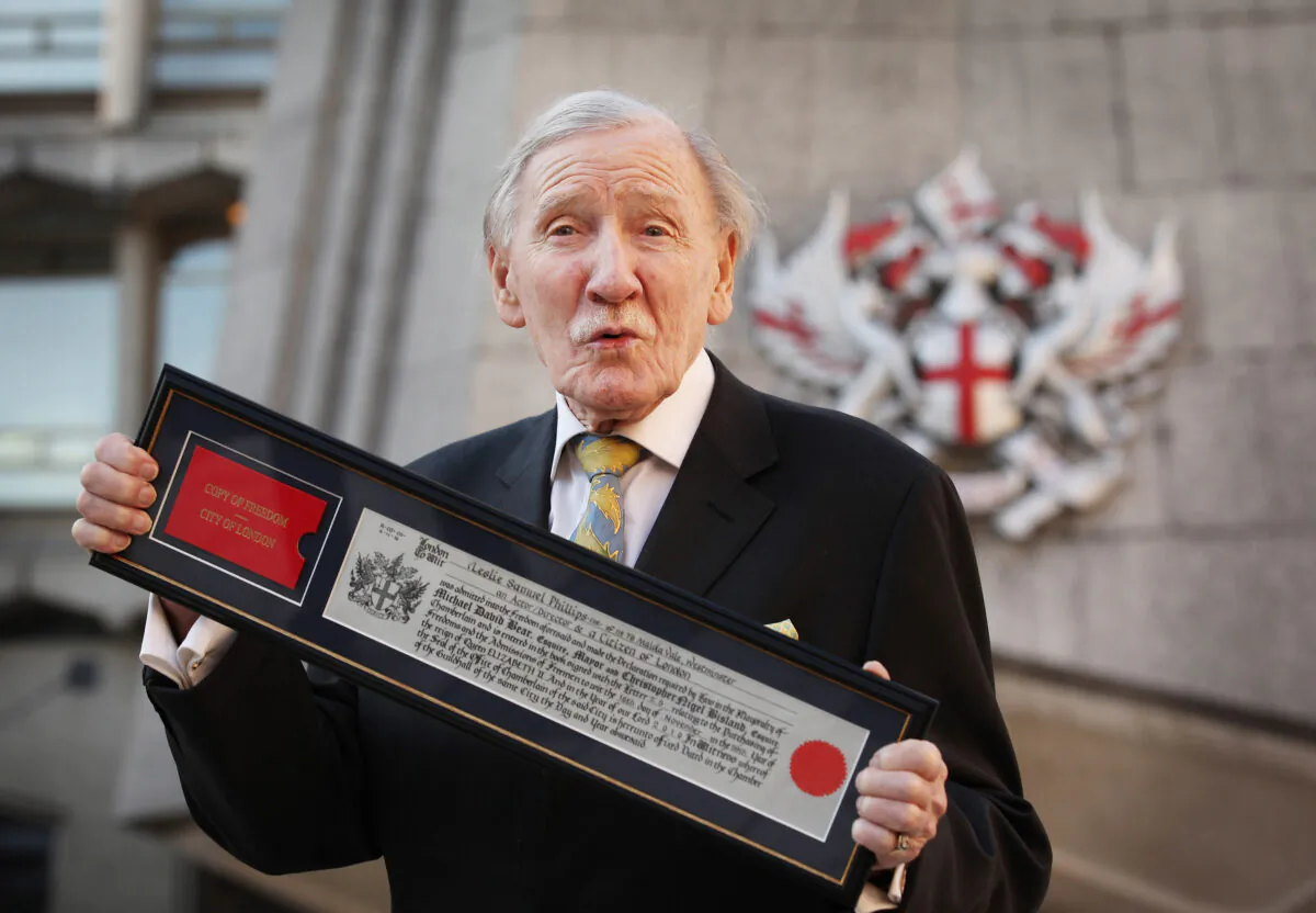 Veteran actor Leslie Phillips receives the Freedom of the City of London at The Guildhall in London on Nov. 16, 2010. (Peter Macdiarmid/Getty Images)