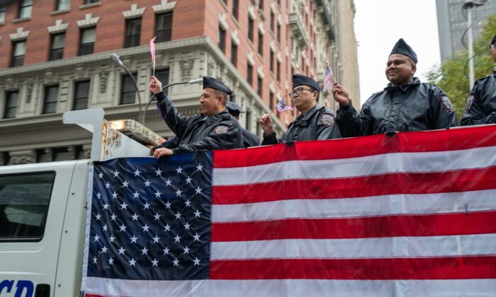 纽约市惩教署成员于 2022 年 11 月 11 日在纽约举行的一年一度的退伍军人节游行中游行。（Spencer Platt/Getty Images）