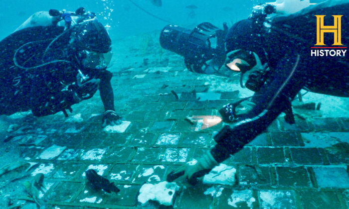 水下探险家和海洋生物学家 Mike Barnette 和沉船潜水员 Jimmy Gadomski 在 2022 年 5 月拍摄的这张讲义照片中探索了 1986 年挑战者号航天飞机 20 英尺的部分。通过路透社的频道/讲义）