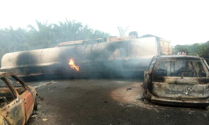 2022 年 11 月 10 日，尼日利亚科吉高速公路上的汽油罐车爆炸现场。（Odogun Samuel Olugbenga/AP Photo）