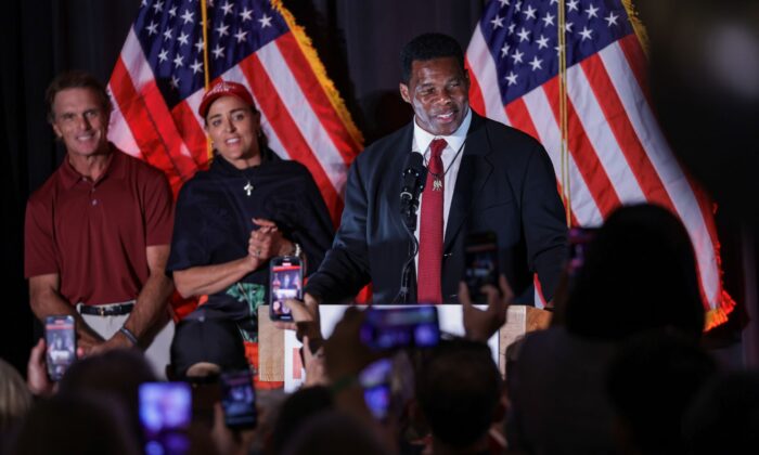 2022 年 11 月 8 日，美国共和党参议员候选人 Herschel Walker 在佐治亚州亚特兰大举行的选举之夜活动中向支持者发表讲话。（Alex Wong/Getty Images）