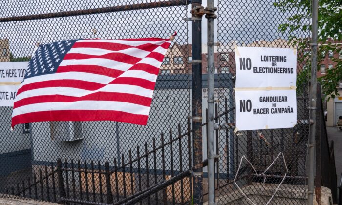 2020 年 7 月 7 日，新泽西州泽西市一个投票站的入口。（David Dee Delgado/Getty Images）