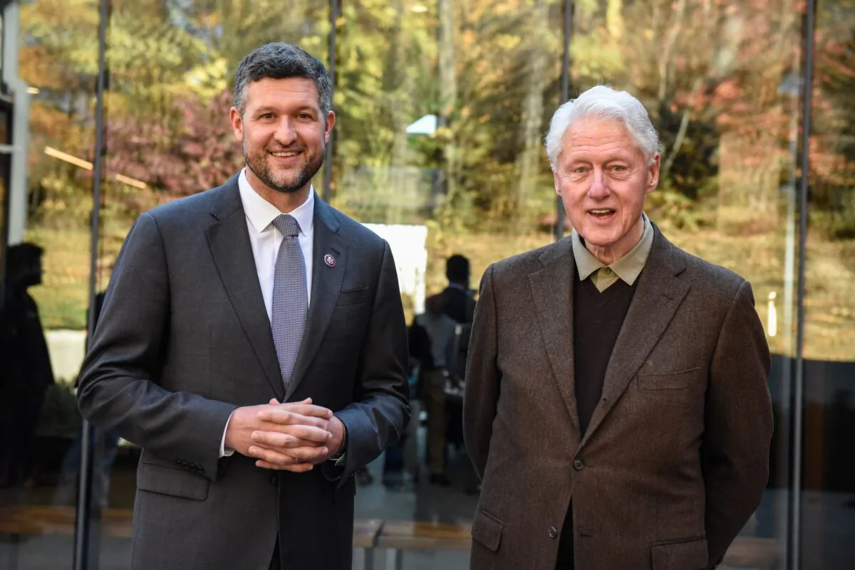 Rep. Pat Ryan (D-N.Y.) visits with former President Bill Clinton during a campaign event in New Windsor, N.Y., on Nov. 2, 2022. (Stephanie Keith/Getty Images)