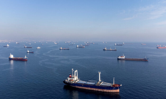 2022 年 10 月 31 日，在土耳其伊斯坦布尔的一个雾蒙蒙的早晨，包括黑海谷物交易的船只在内的商船等待通过叶尼卡皮海岸附近的博斯普鲁斯海峡。（Umit Bektas/路透社）