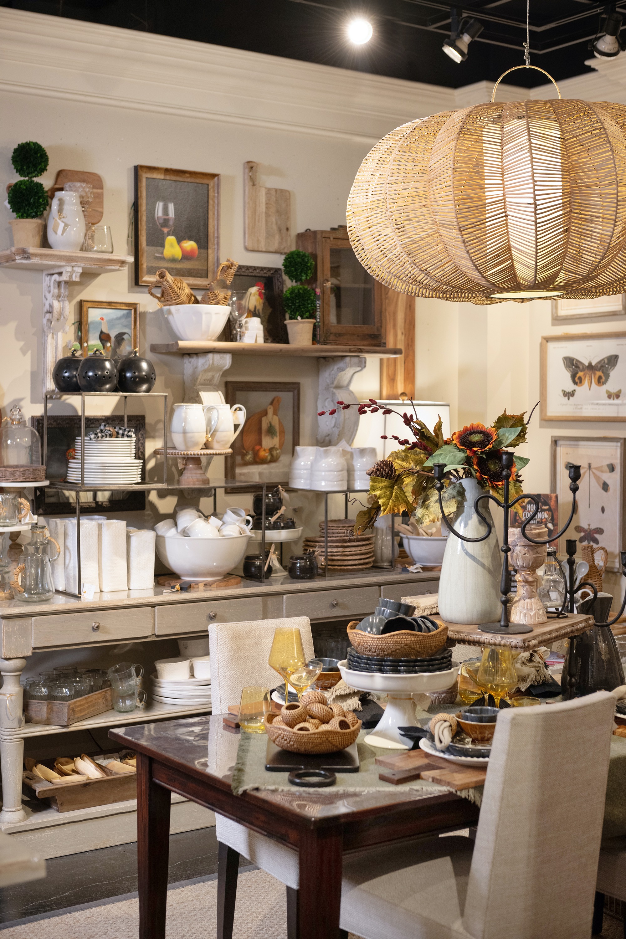 Whites, creams and natural elements are the stars of this beautiful tabletop.